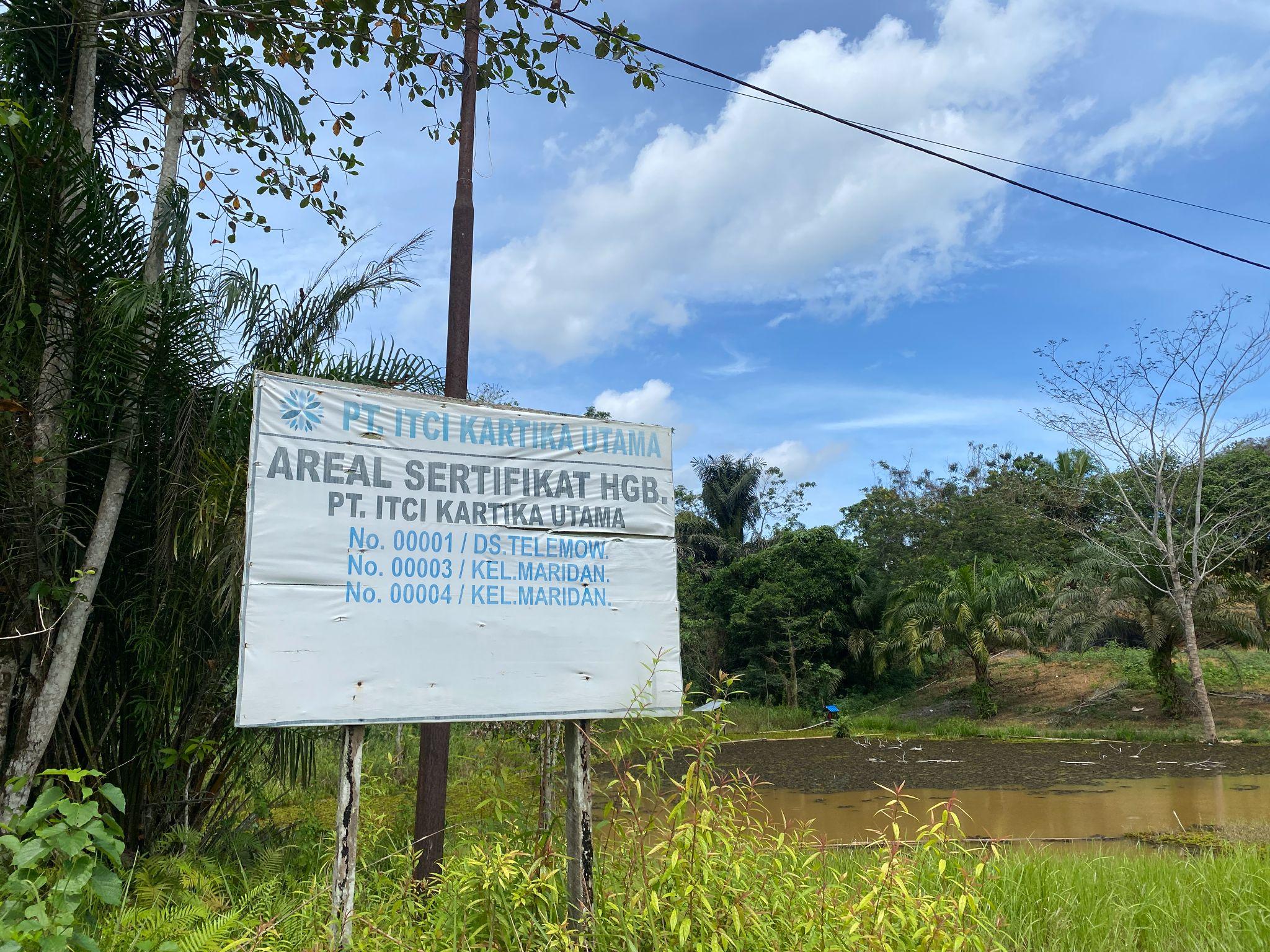 Plang yang dipasang perusahan untuk menandai klaim konsesi HGB mereka. Plang ini tersebar di sejumlah titik di Desa Telemow. (Foto Muhibar Sobary)]